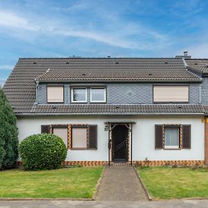Cozy Villa With Garden, Balcony And Parking Area In Duesseldorf